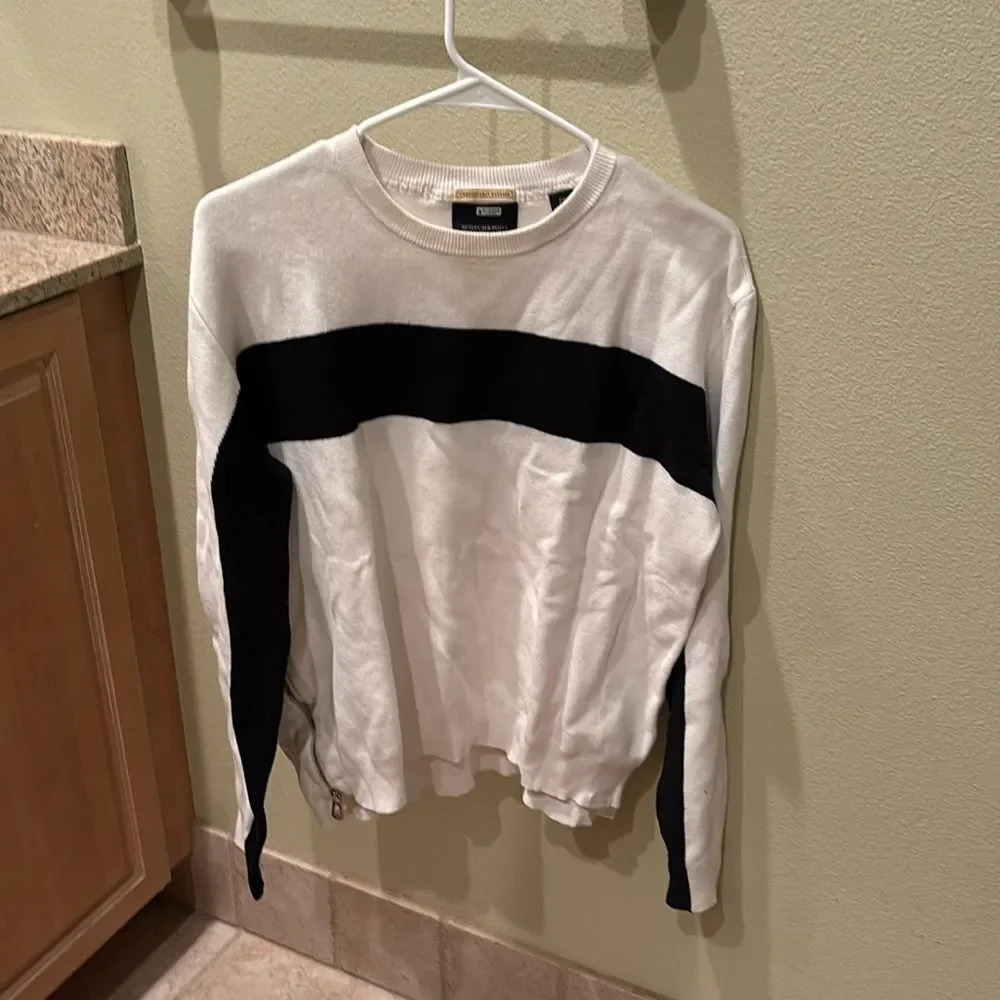 Scotch and Soda womans White and black sweatshirt. With a half zip on right side